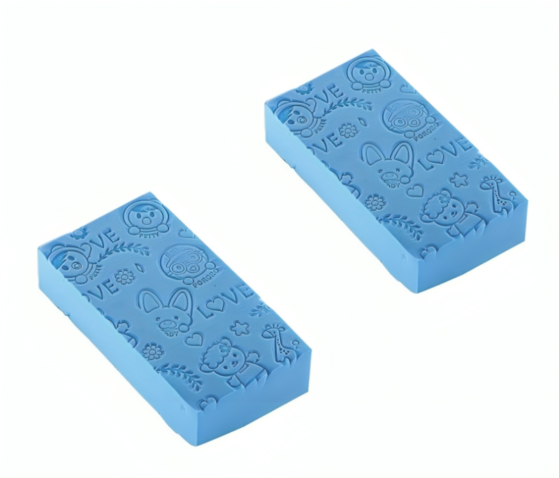 عرض قطعتين من إسفنجة استحمام وتدليك الجسم